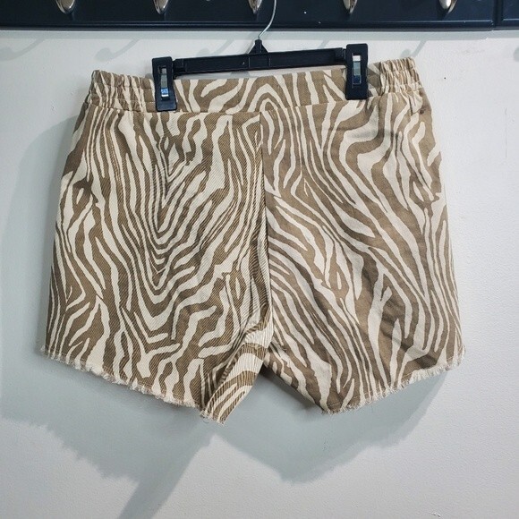Denim animal print shorts with raw hem large Nwt - Picture 4 of 4